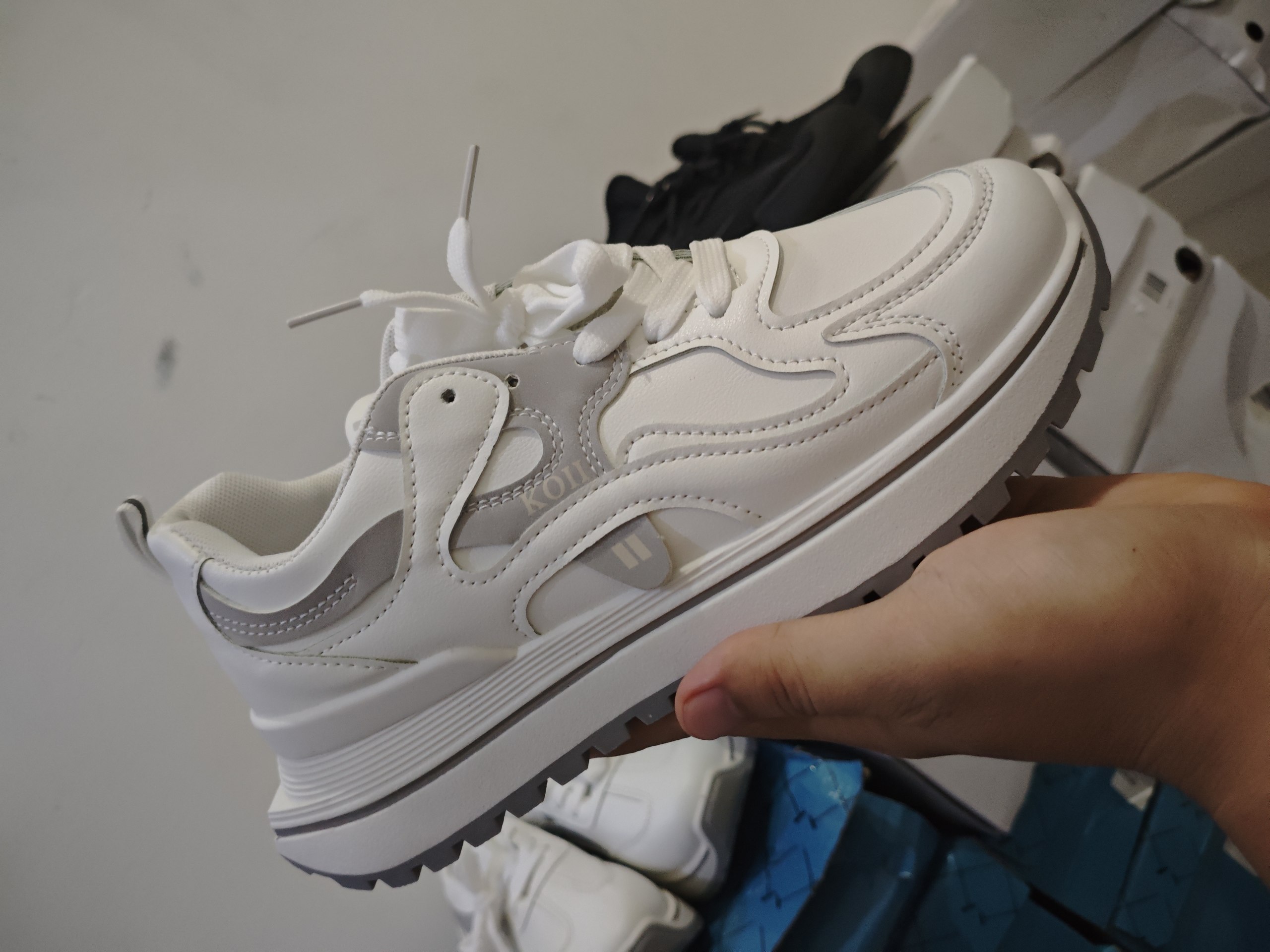 Sepatu sneakers wanita putih